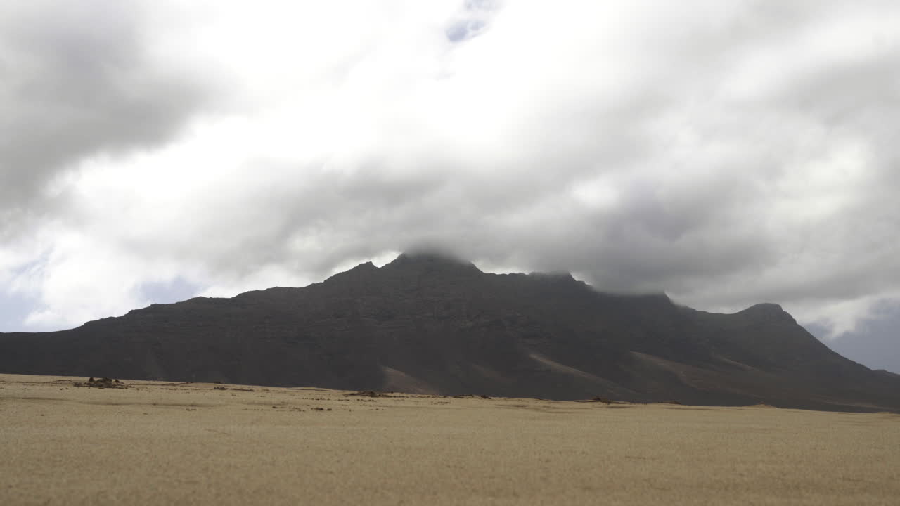 폭풍우가 몰아치는 흐린 비오는 날 푸에르테벤투라 카나리아 섬 원격 여행 목적지의 아름다운 산 풍경