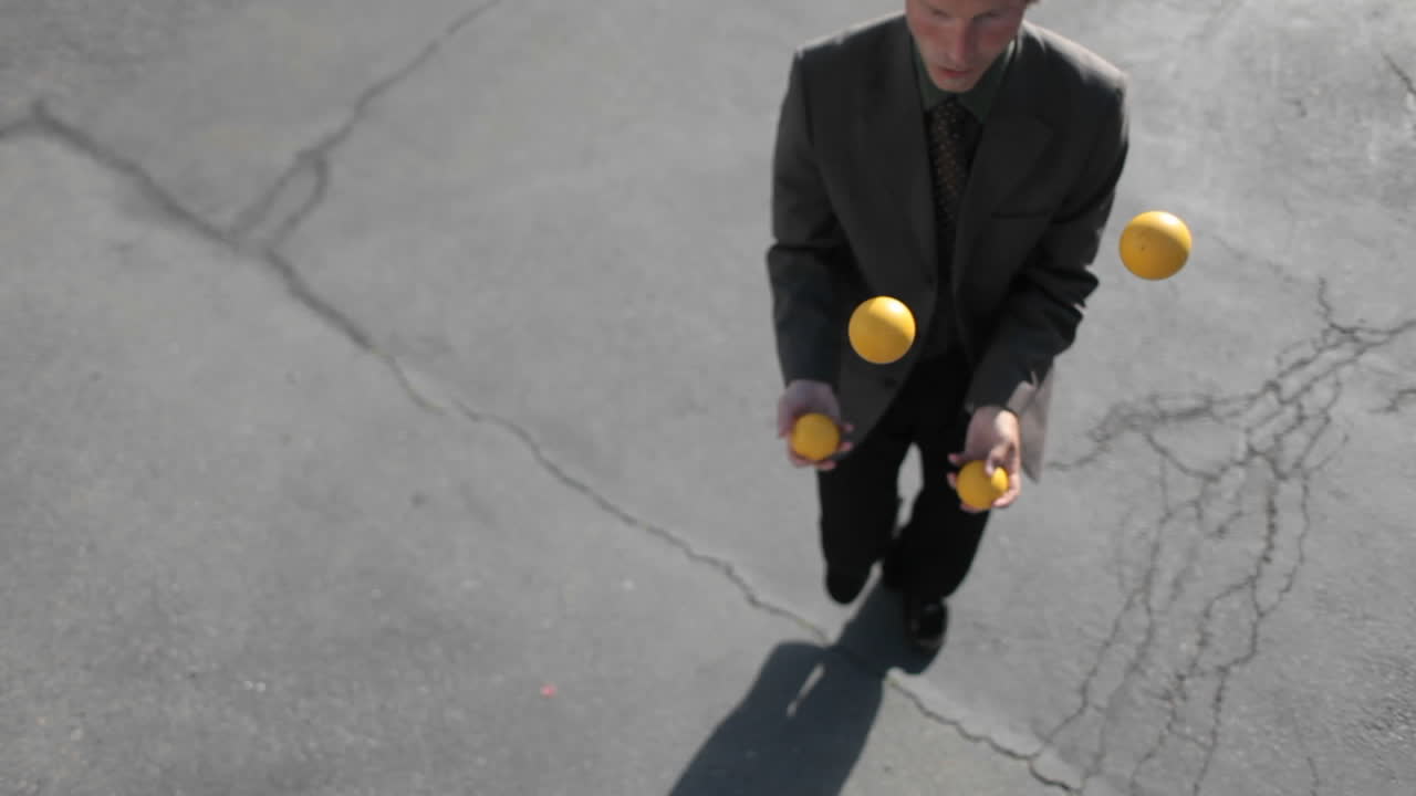 한 남자가 거리에서 저글링을 한다