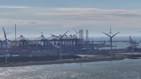 la terminal euromax en el telón de fondo de un cielo azul dentro del puerto de rotterdam en los países bajos - toma amplia
