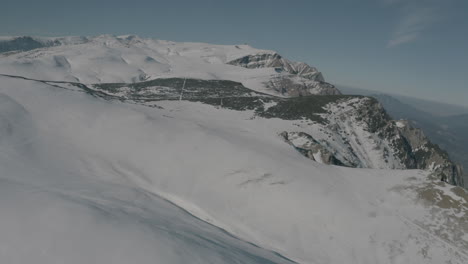 Snowy-mountain-in-the-winter-in-Sinaia,-Romania