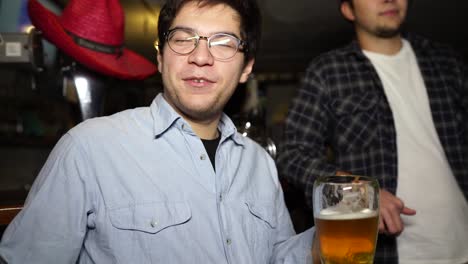 친구 들 이 술집 에서 술 을 즐기고 있다