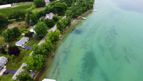 Pista-Lenta-Con-Un-Dron-Sobre-Una-Hermosa-Orilla-Del-Lago-En-El-Verano-De-2020