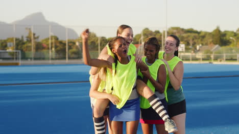 el equipo de hockey femenino celebra una victoria.