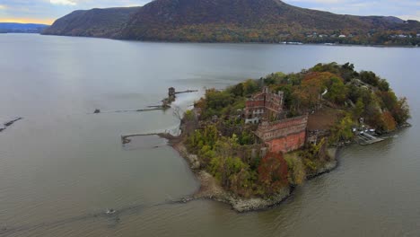 Verlassene-Burg-Auf-Einer-Insel