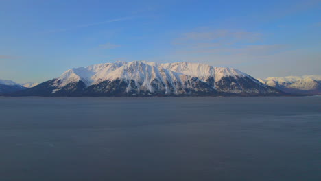 Hermosa-Vista-Aérea-De-Las-Montañas-A-Lo-Largo-De-La-Pintoresca-Autopista-Seward-En-Alaska