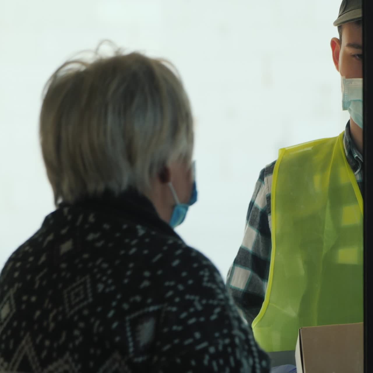 노인 여성의 집에 음식 가방을 가져다주는 택배 2