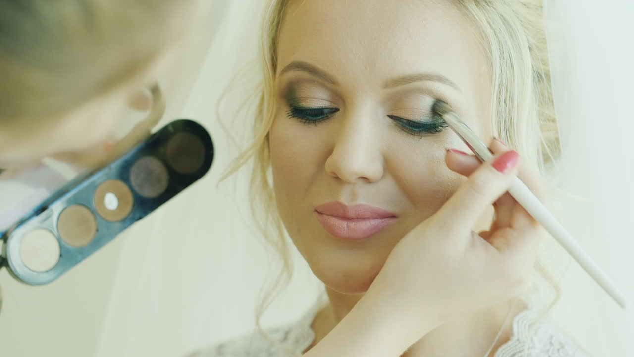 메이크업을 하 고 매력적인 금발 신부 1