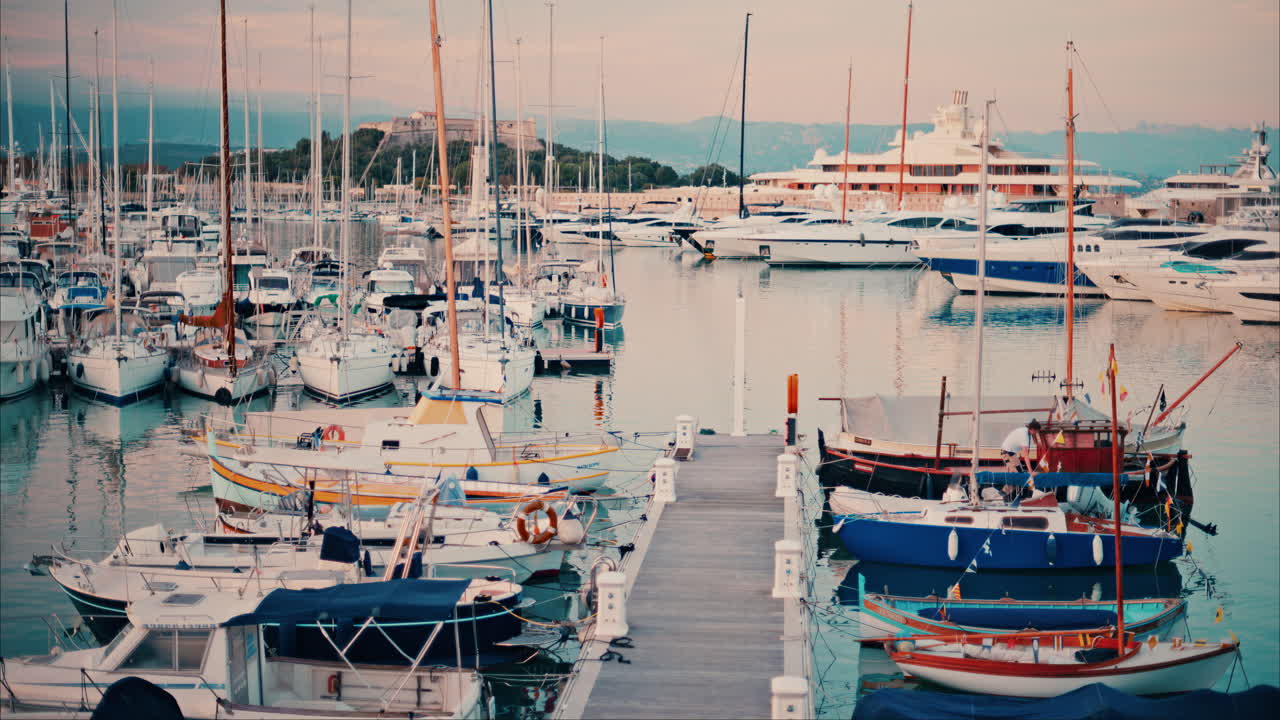 Mehrere Boote liegen im Port Vauban in Antibes, Frankreich, vor Anker