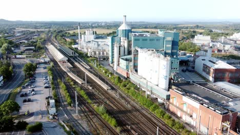 fábrica de fabricación de productos químicos industriales junto a warrington bank quay vías de tren vista aérea bajando lentamente