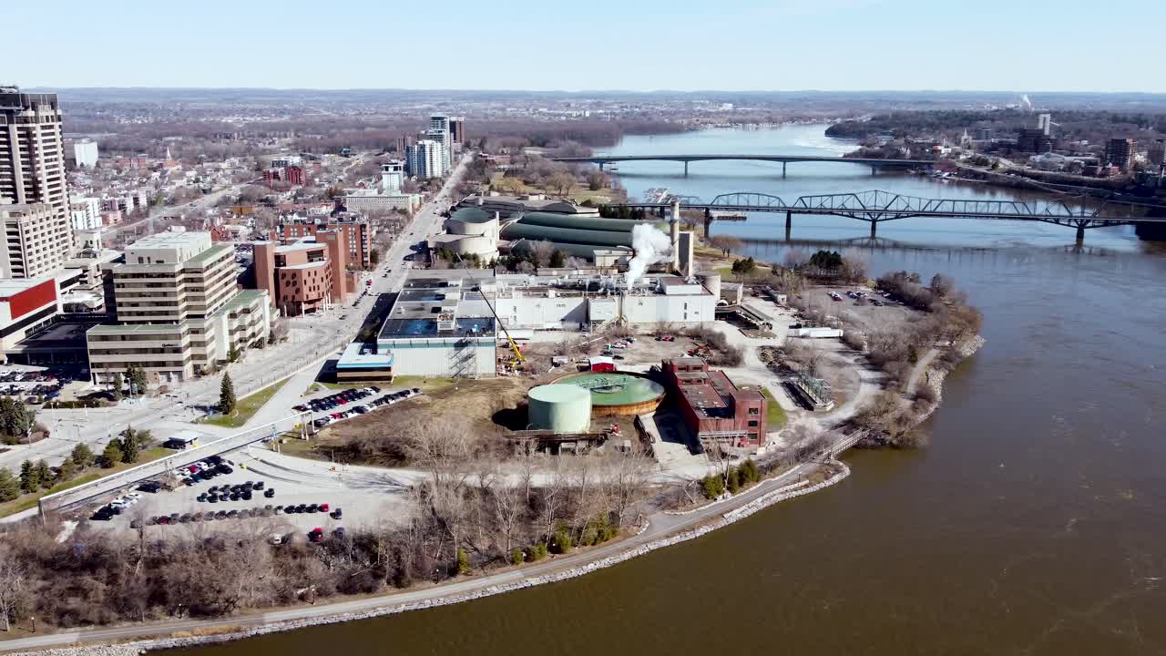 Volando intorno a una centrale elettrica vicino al fiume Ottawa a Gatineau