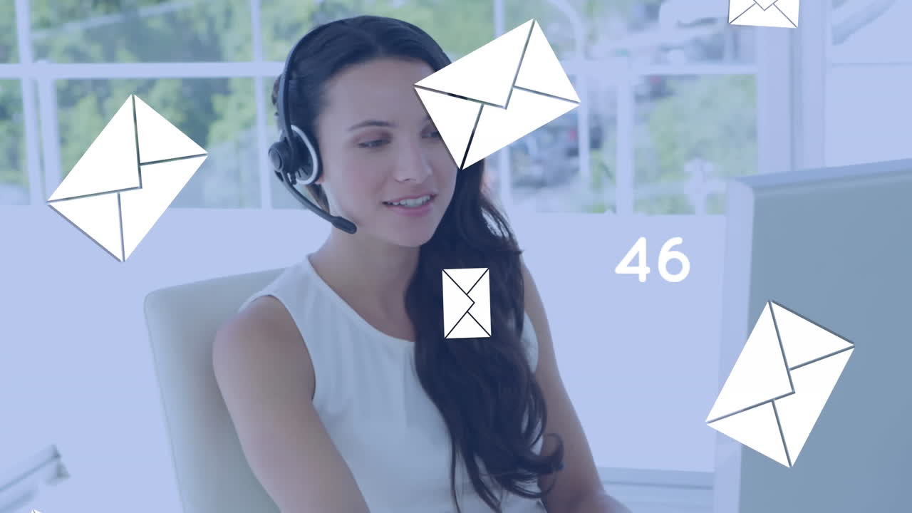 Animazione di icone email e numeri che cambiano su una donna d'affari che indossa un auricolare telefonico