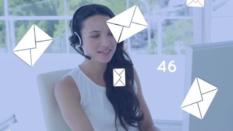 animación de iconos de correo electrónico y números cambiando sobre mujer de negocios usando auriculares de teléfono
