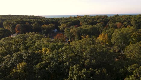 Colores-De-Principios-De-Otoño-Que-Alcanzan-Su-Punto-Máximo-Entre-Los-Verdes-En-Beachwood,-Cerca-Del-Lago-Michigan