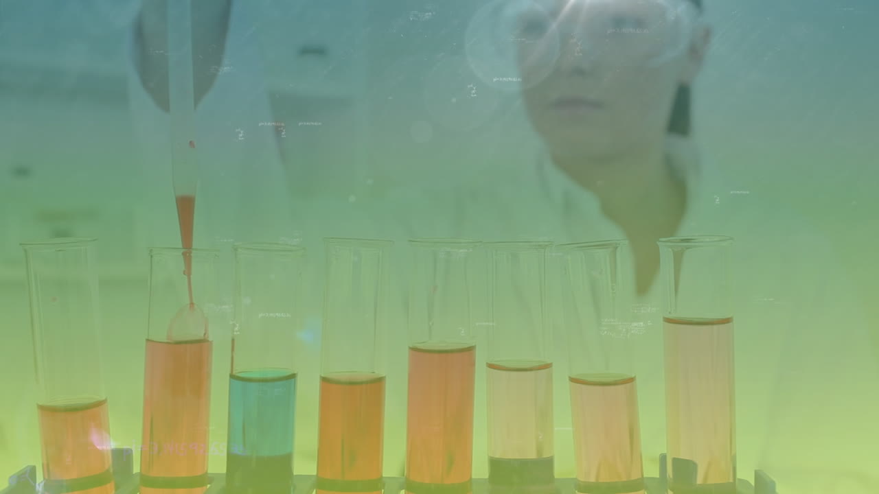 animación de ecuaciones matemáticas sobre científico caucásico trabajando en el laboratorio