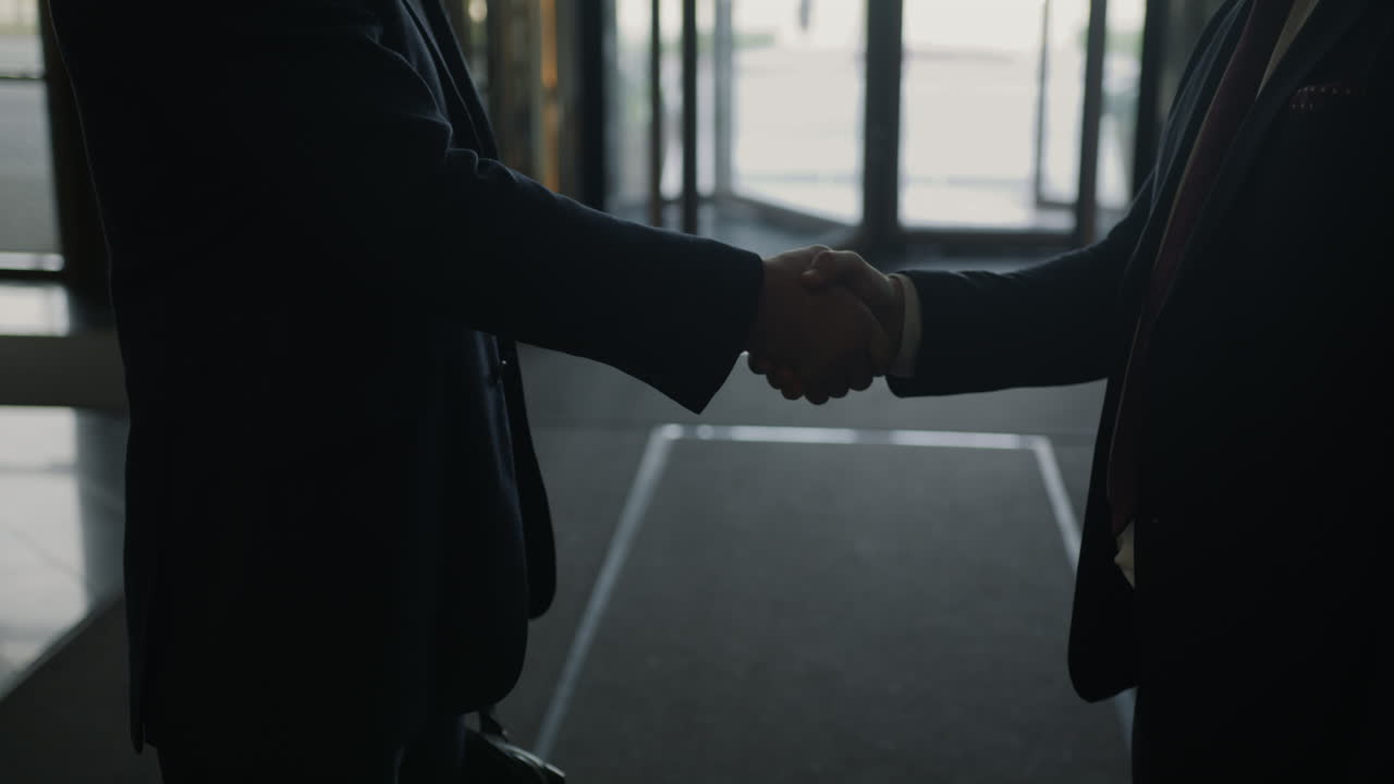 Stretta di mano d'affari in ufficio