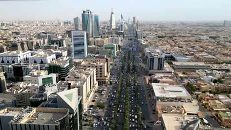 Hiperlapso-De-Drones-En-Rápido-Movimiento-De-La-Ciudad-De-Riyadh-Y-King-Fahd-Road