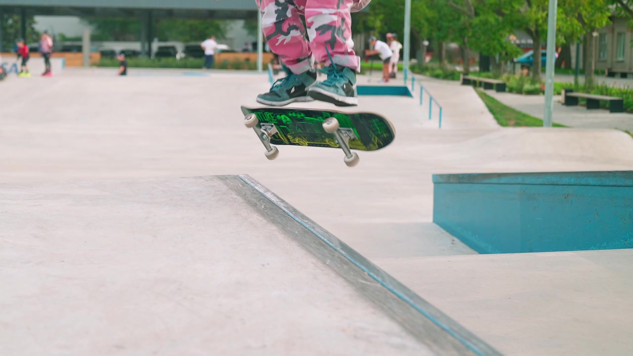 Giovane skater che esegue un trick grind su una sporgenza in uno skatepark