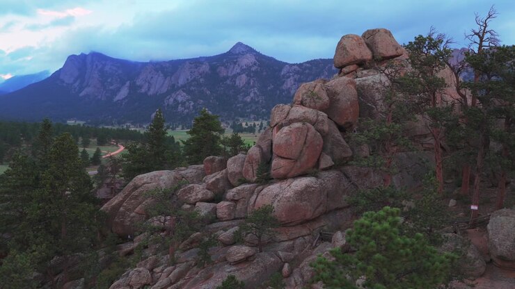 Estes Park pomeriggio estivo nuvole di pioggia tramonto Black Canyon Creek Balanced Rock paesaggio drone aereo Colorado Front Range Parco Nazionale delle Montagne Rocciose valle movimento circolare a destra