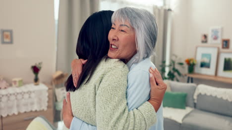 가족, 사랑, 그리고 아시아 여성이  ⁇ 안고 있습니다.