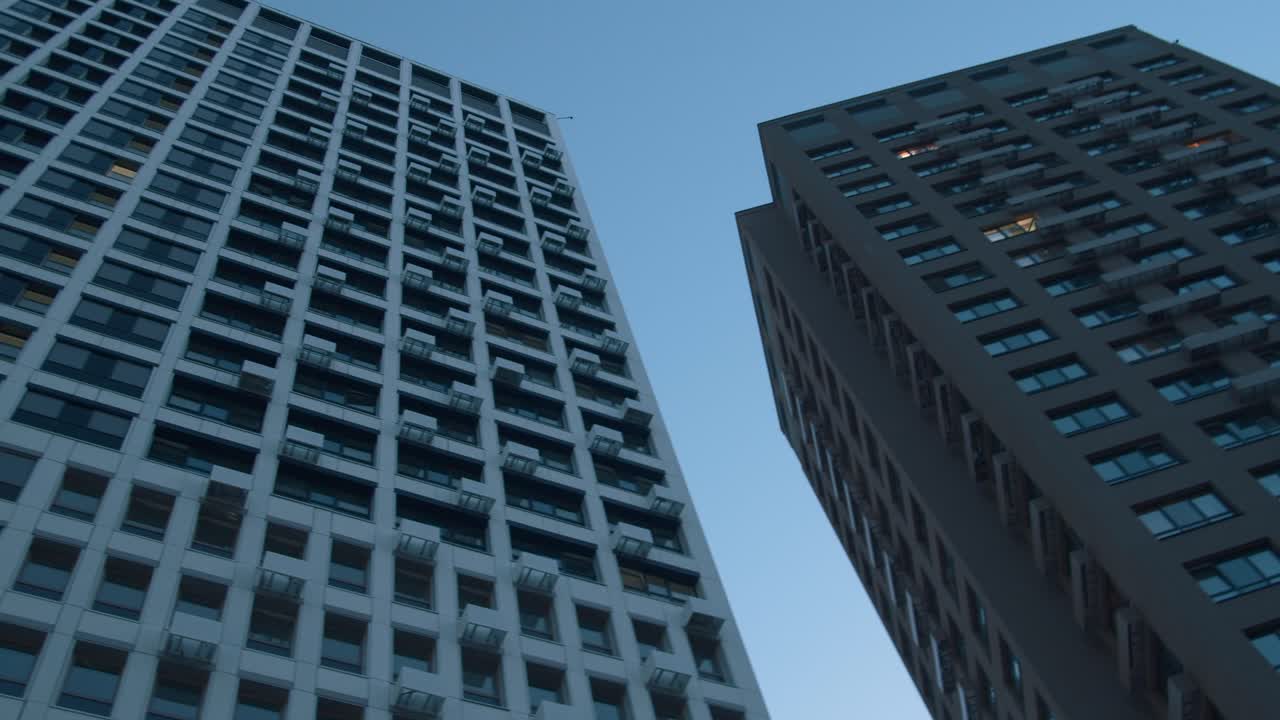 rascacielos modernos al anochecer