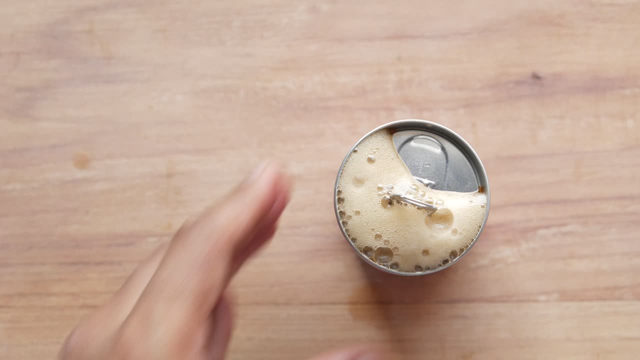 abriendo una lata de refresco