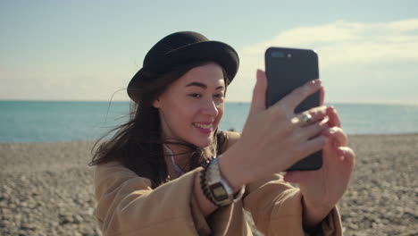 mujer tomando una selfie en la playa