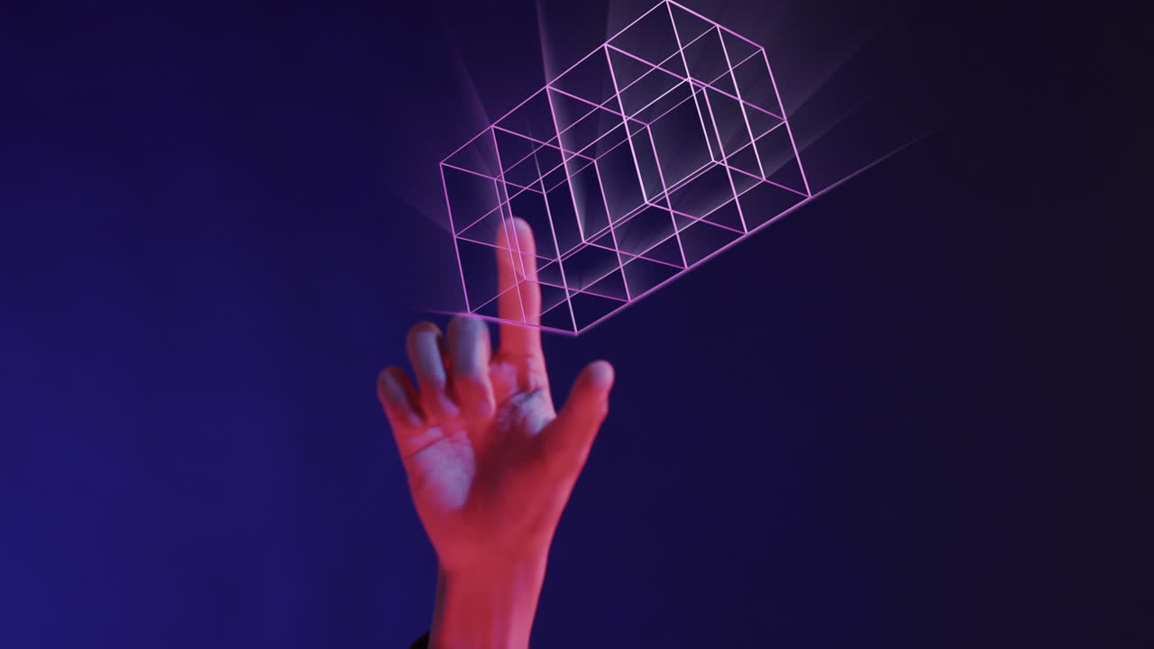 animación de formas 3d brillantes de transferencia de datos sobre la mano de un hombre asiático
