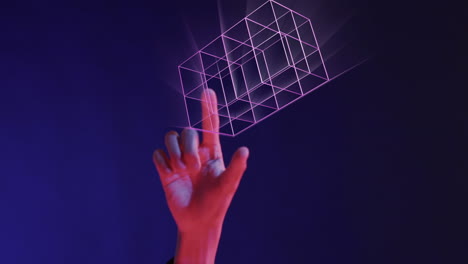 animación de formas 3d brillantes de transferencia de datos sobre la mano de un hombre asiático