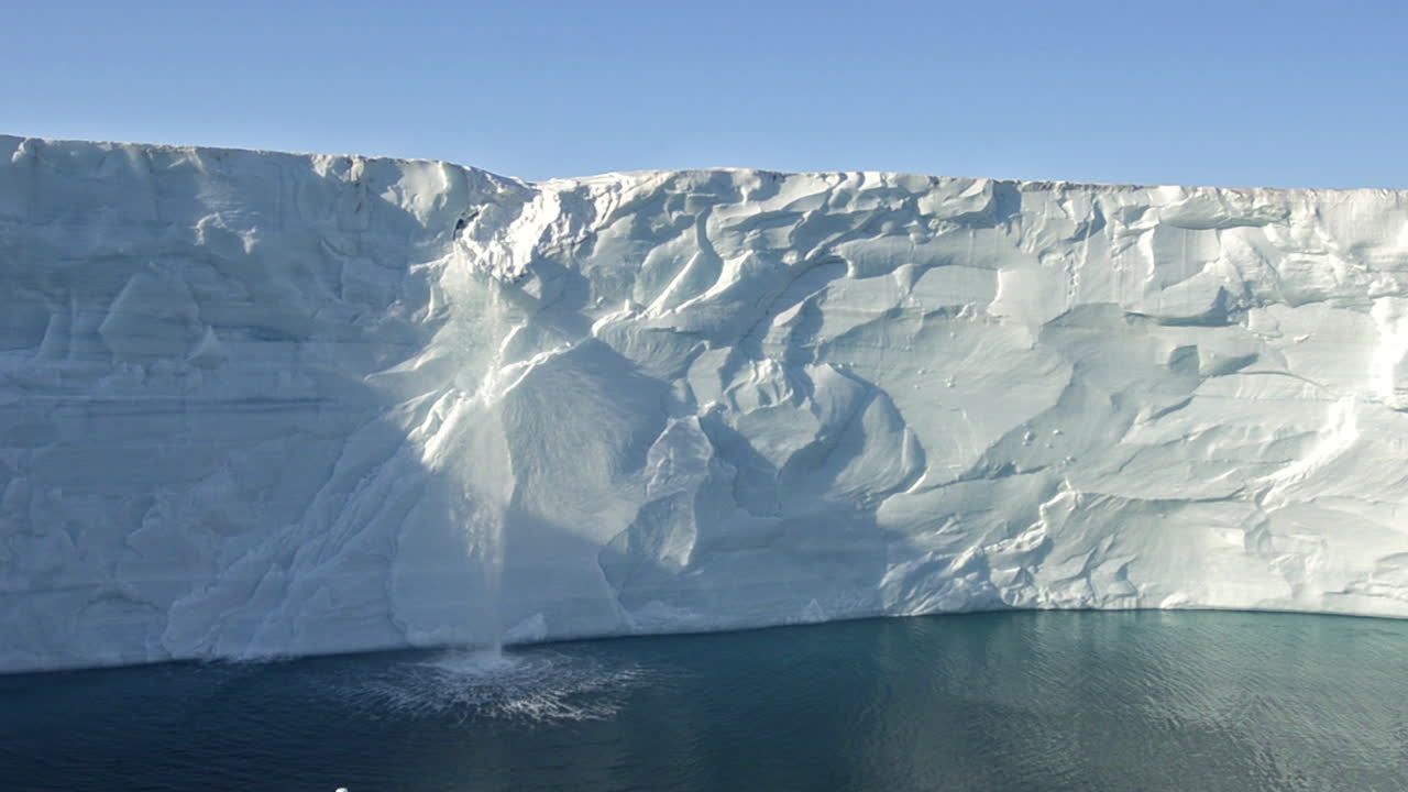 폭포는 지구 온난화를 암시하는 노르웨이의 austfonna 만년설에서 흘러 나옵니다.
