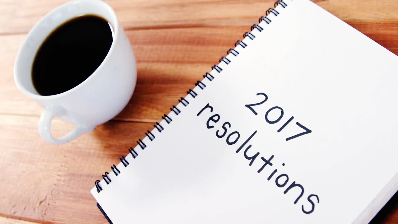 일기 와 물건 들 을 담은 커피 컵 의 클로즈업