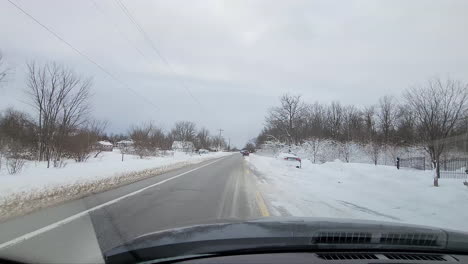 Viaje-Por-Carretera-En-Coche-Después-De-Fuertes-Nevadas