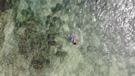 Panamá-En-Febrero-Un-Dron-Dispara-A-La-Isla-Contadora-Nadando-Entre-Peces-Capturados-Con-Un-Dron-14