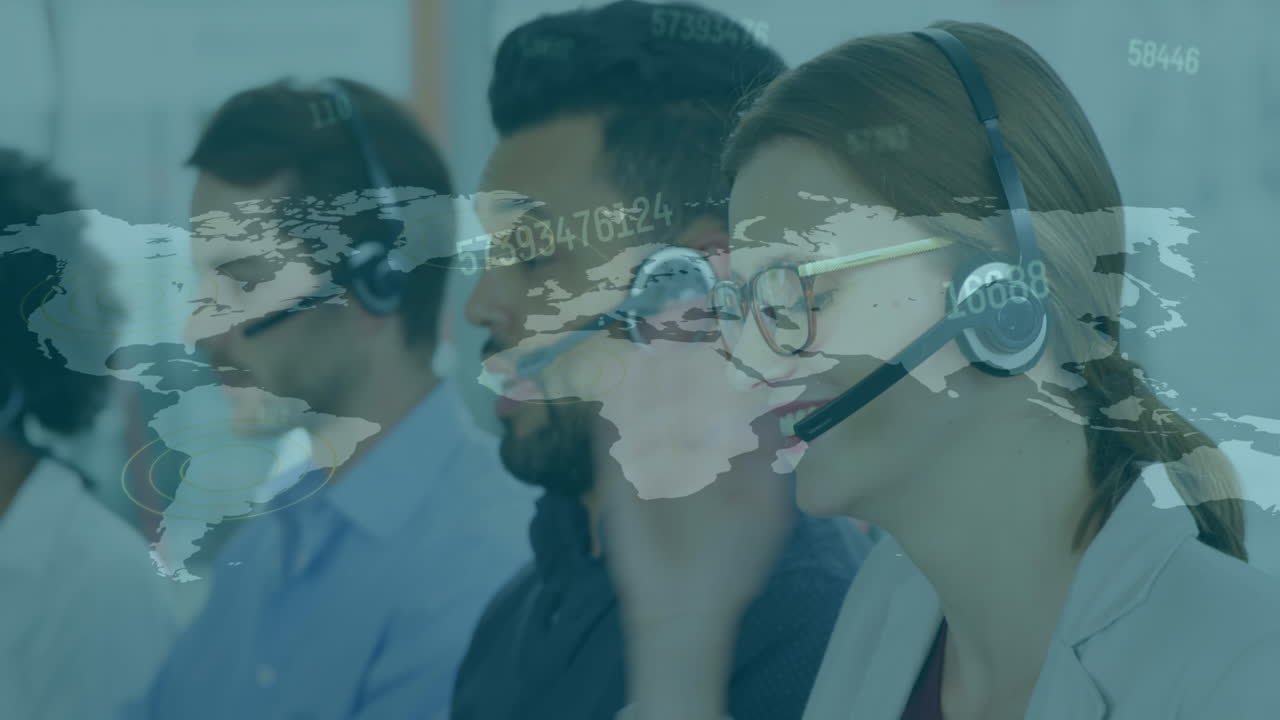 múltiples números cambiantes en el mapa del mundo contra el equipo de atención al cliente ejecutivo de trabajo