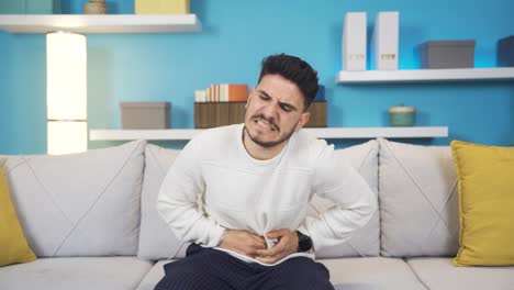 un joven con dolor de estómago.