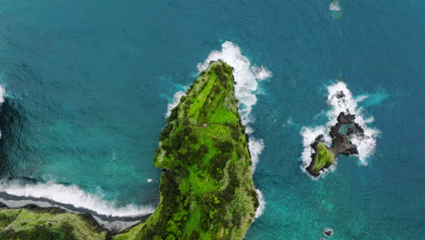 espectacular promontorio que se adentra en el atlántico claro en la costa de madeira