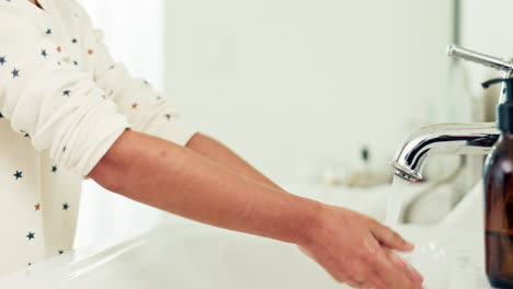 agua, lavado de manos y baño con limpieza