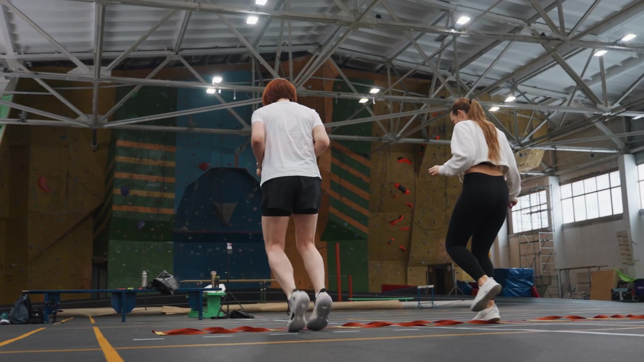 Treino rápido de sprint de badminton. Jogadores realizam movimentos explosivos e trocas rápidas na quadra. Atletas participam de exercícios de sprint exigentes, focando em resistência e habilidades de resposta rápida.