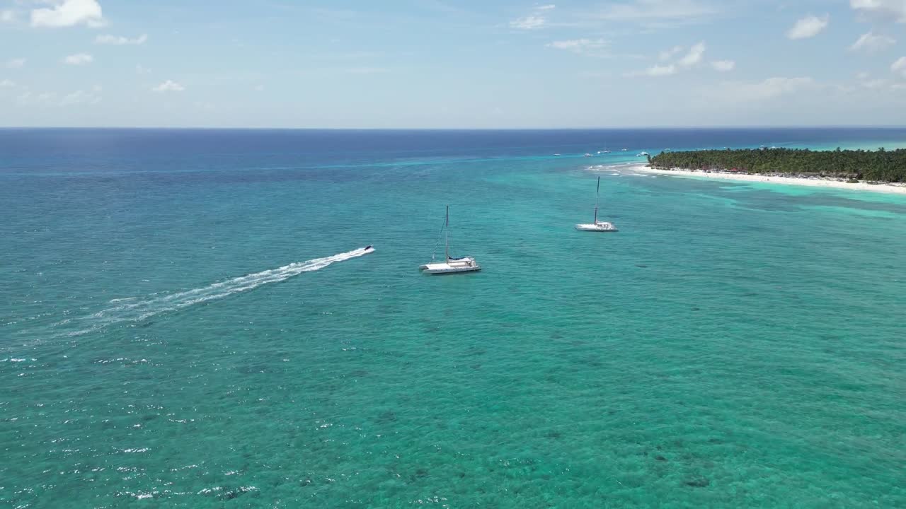 도미니카 공화국 의 사오나 섬 의 해변 으로 향하는 스피드보트 에서 공중 으로 밀어내는 것