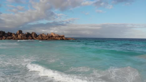 Vista-Aérea-De-Las-Playas-Blancas-Y-Aguas-Turquesas-En-Anse-Coco,-Petit-Anse-Y-Grand-Anse-En-La-Digue,-Una-Isla-De-Las-Seychelles