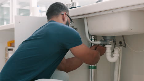 Plumber-black-man,-kitchen