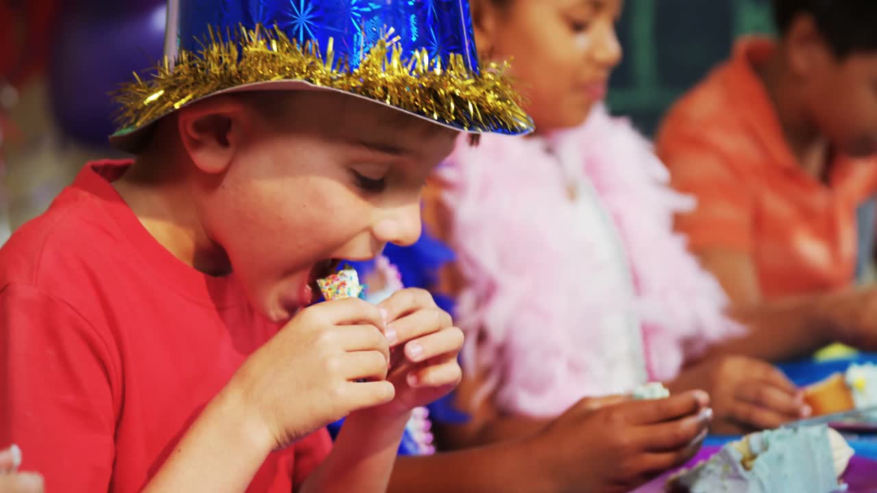 los niños tienen pastel durante la fiesta de cumpleaños 4k