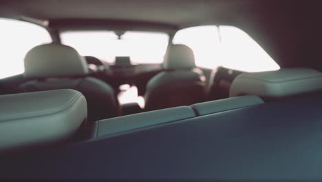 asiento trasero de un coche moderno