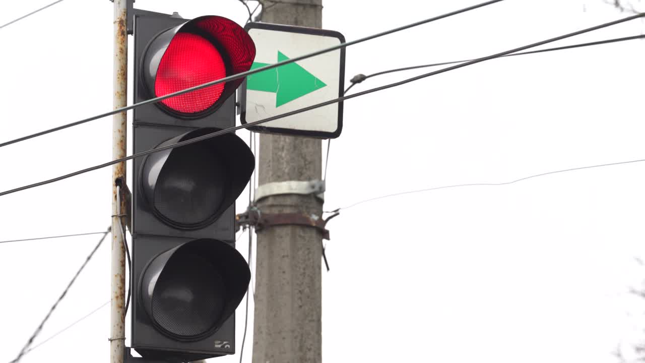 primer plano de un semáforo en la carretera durante el día