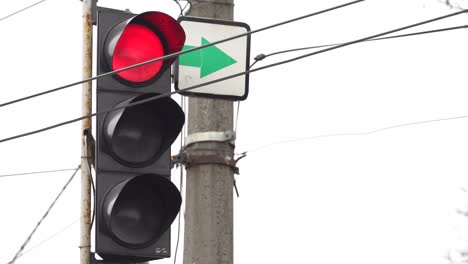 primer plano de un semáforo en la carretera durante el día