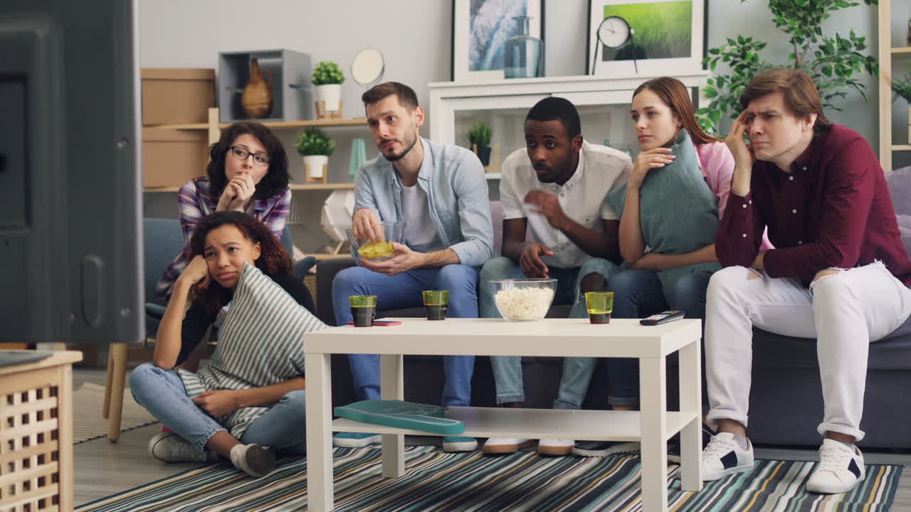 amigos viendo la tele
