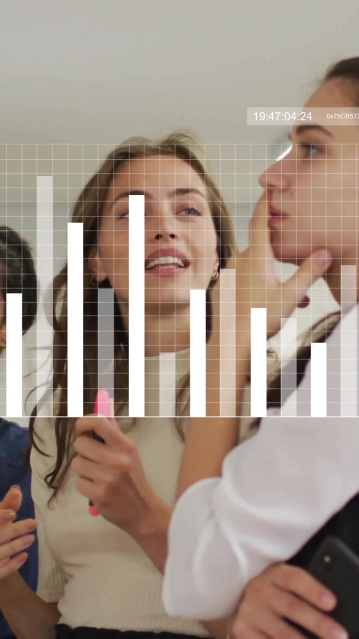 Animación de procesamiento de datos financieros sobre colegas diversos haciendo una lluvia de ideas en la oficina