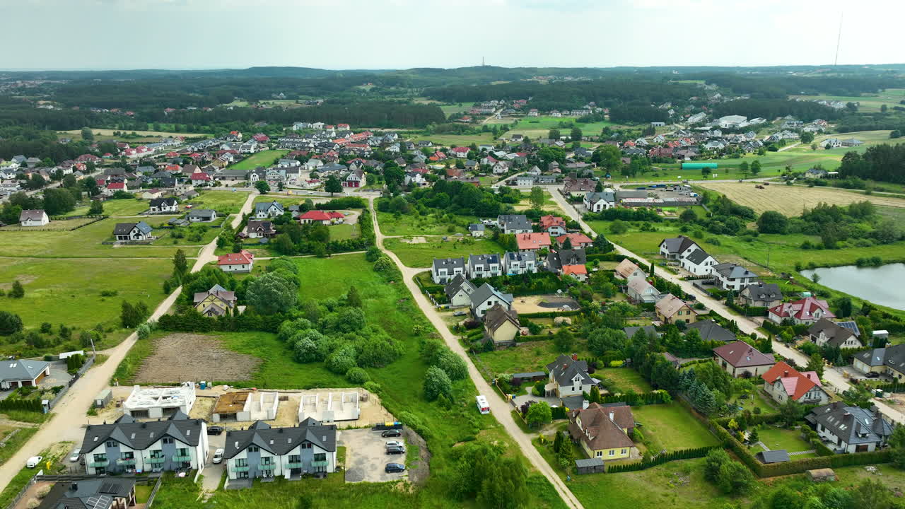 Vista aerea di una zona residenziale in una piccola città, con case e vegetazione