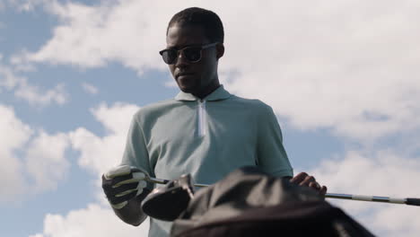 un afro-américain sur le terrain de golf.