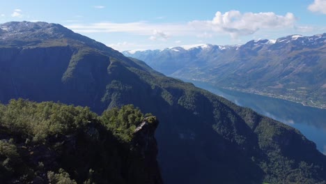 antena moviéndose hacia nosi el punto de vista de la nariz sobre lofthus en hardanger noruega - hermoso sorfjorden hardangerfjord y glaciar folgefonna en segundo plano