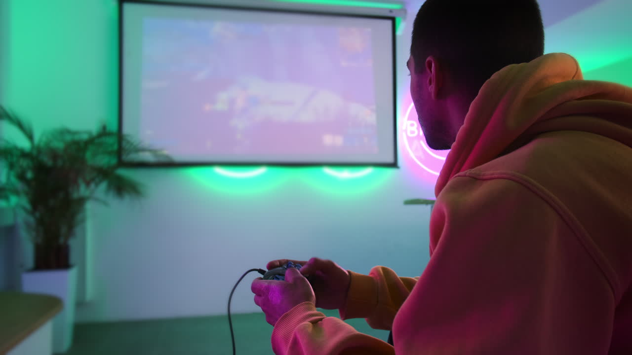 Uomo che gioca in una stanza illuminata da neon colorati